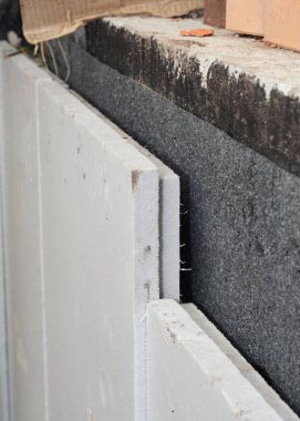 Ev temeli su yalıtımı ve köpük kaplamalı yalıtım. Bodrum duvarındaki polistiren köpük panel stiroköpük yalıtım panellerini kapat..