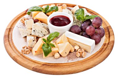 Bira için atıştırmalık. Çeşitli peynir çeşitleri. Dilimlenmiş Peynir. Mavi peynir. soslu tahta bir tahta üzerinde üzüm. Restoran menüsü için fotoğraf. Yemek fotoğrafçılığı. beyaz arka plan da yalıtılmış uç