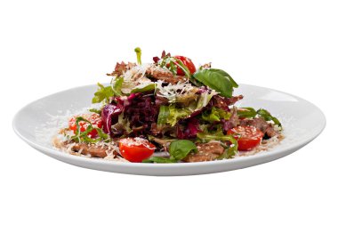 Sebze ve peynirden salata. Soğan, domates, salatalık Restoran menüsü için gıda fotoğrafçılığı