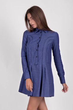 Stüdyoda poz veren koyu mavi elbiseli güzel esmer kız. 