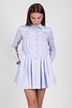 Stüdyoda mavi elbise giymiş güzel esmer kız. 