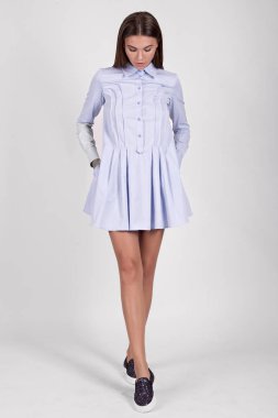 Stüdyoda mavi elbise giymiş güzel esmer kız. 