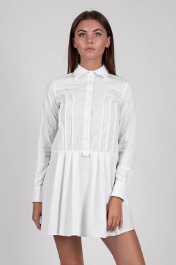 Stüdyoda beyaz elbise giymiş güzel esmer kız. 