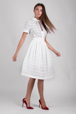 Stüdyoda beyaz elbise giymiş güzel esmer kız. 