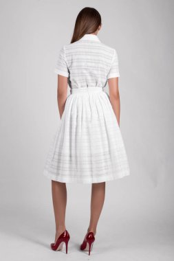 Stüdyoda beyaz elbise giymiş güzel esmer kız. 