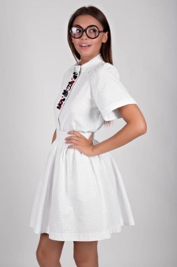 Stüdyoda beyaz elbise giymiş güzel esmer kız. 