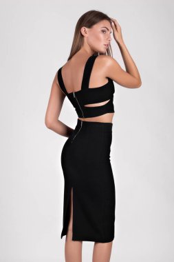 Stüdyoda siyah kostüm giymiş güzel esmer kız. 