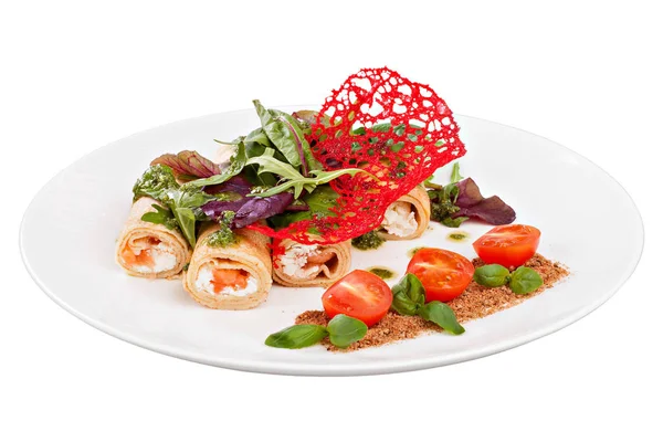 煎饼与山寨奶酪和红鱼 西红柿在白盘上 餐厅菜单的照片 食品摄影 Tif 在白色背景上隔离 — 图库照片