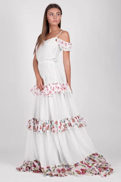Jovem Bela Mulher Posando Estúdio Vestindo Vestido Branco Com Elementos — Fotografia de Stock