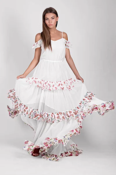 Junge Schöne Frau Posiert Studio Einem Weißen Kleid Mit Floralen — Stockfoto