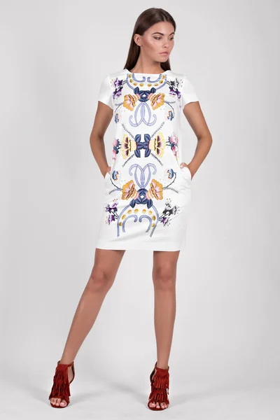 Junge Schöne Frau Posiert Studio Weißem Kleid Mit Blumenmuster — Stockfoto
