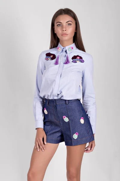 Young Beautiful Woman Posing Studio Wearing Blouse Shorts — 스톡 사진