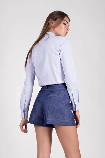 Joven Hermosa Mujer Posando Estudio Vistiendo Blusa Pantalones Cortos — Foto de Stock