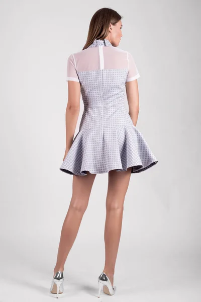 Junge Schöne Brünette Mädchen Posiert Studio Tragen Graues Kleid — Stockfoto