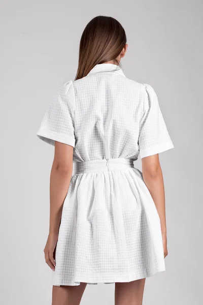 Junge Schöne Brünette Mädchen Posiert Studio Tragen Weißes Kleid — Stockfoto