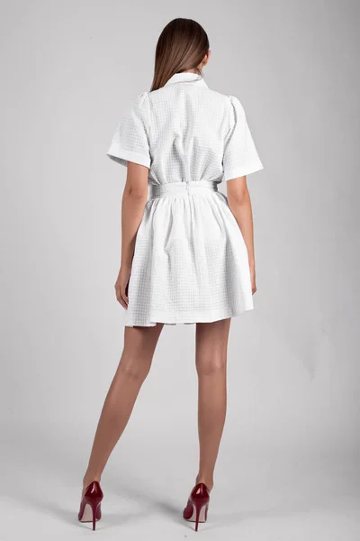 Junge Schöne Brünette Mädchen Posiert Studio Tragen Weißes Kleid — Stockfoto