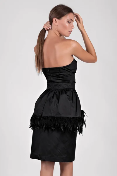 Joven Hermosa Chica Morena Posando Estudio Vistiendo Vestido Negro — Foto de Stock