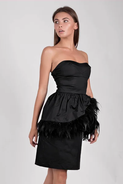 Junge Schöne Brünette Mädchen Posiert Studio Trägt Schwarzes Kleid — Stockfoto