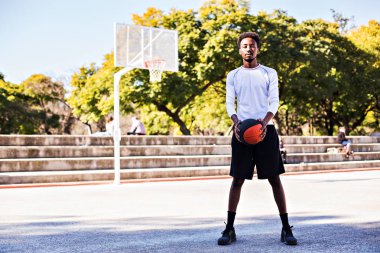 Genç atletik siyah adam topu ile mahkemede posinging, basketbol oyunu oyuncu, sabah egzersizleri, aktif sağlıklı yaşam tarzı, sıcak yaz günü, streetball.