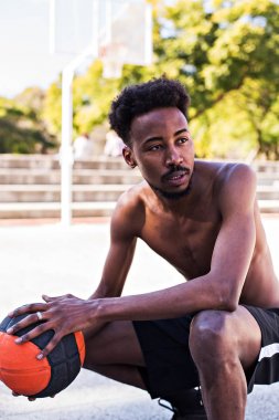 Genç atletik siyah adam topu ile mahkemede posinging, basketbol oyunu oyuncu, sabah egzersizleri, aktif sağlıklı yaşam tarzı, sıcak yaz günü, streetball.