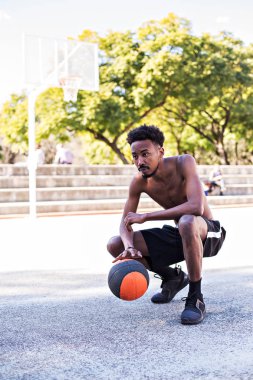 Genç atletik siyah adam topu ile mahkemede posinging, basketbol oyunu oyuncu, sabah egzersizleri, aktif sağlıklı yaşam tarzı, sıcak yaz günü, streetball.