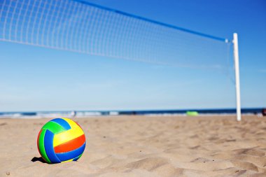 Plaj voleybolu. Kum üzerinde oyun topu oyun bekliyor. Sahilde
