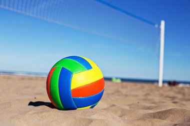 Plaj voleybolu. Kum üzerinde oyun topu oyun bekliyor. Sahilde
