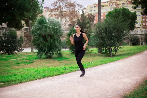 Krásná Mladá Sportovní Žena Která Parku Rozklíhá Sportovním Oblečení Den — Stock fotografie