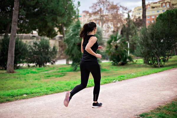 Una Bella Giovane Sportiva Donna Che Corre Nel Parco Abbigliamento — Foto Stock