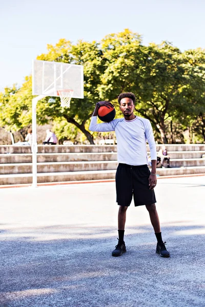 Joven Atlético Negro Posando Cancha Con Pelota Jugador Baloncesto Ejercicios — Foto de Stock