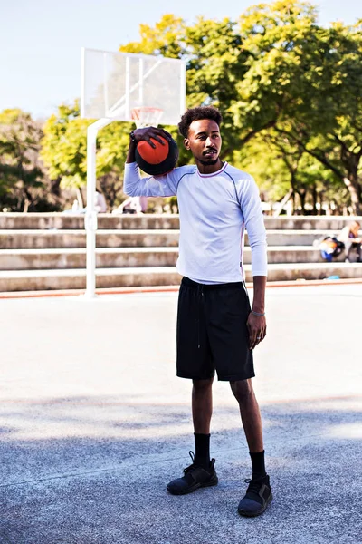 Joven Atlético Negro Posando Cancha Con Pelota Jugador Baloncesto Ejercicios — Foto de Stock