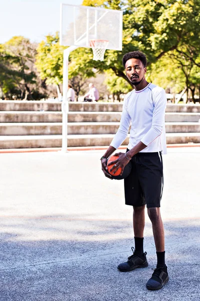 Fiatal Sportos Fekete Ember Posinging Bíróságon Labda Kosárlabda Játék Játékos — Stock Fotó