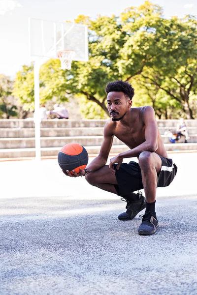 Молодой Атлетический Черный Мужчина Позирует Корте Мячом Баскетболист Утренние Упражнения — стоковое фото