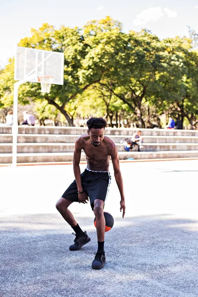 Joven Atlético Negro Posando Cancha Con Pelota Jugador Baloncesto Ejercicios — Foto de Stock