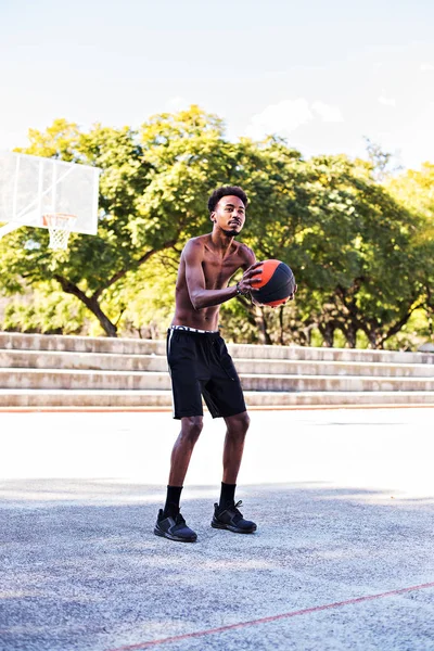 Joven Atlético Negro Posando Cancha Con Pelota Jugador Baloncesto Ejercicios — Foto de Stock