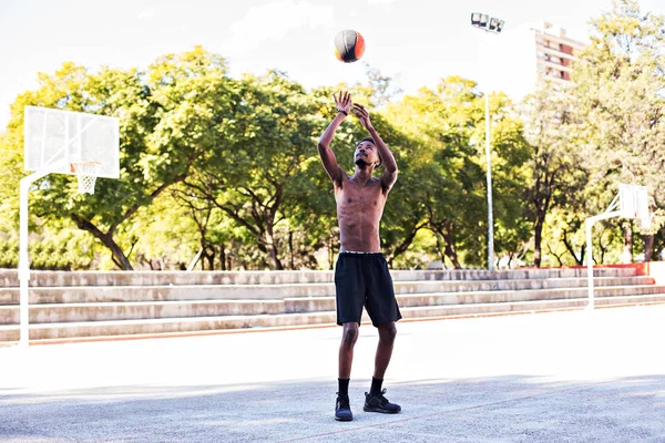 Giovane Atletico Nero Posinging Sul Campo Con Palla Giocatore Basket — Foto Stock
