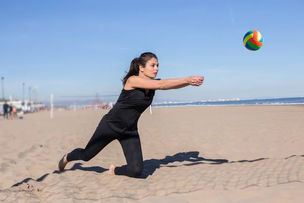 Atleta Femminile Beach Volley Piedi Sul Campo Pallavolo Sulla Spiaggia — Foto Stock