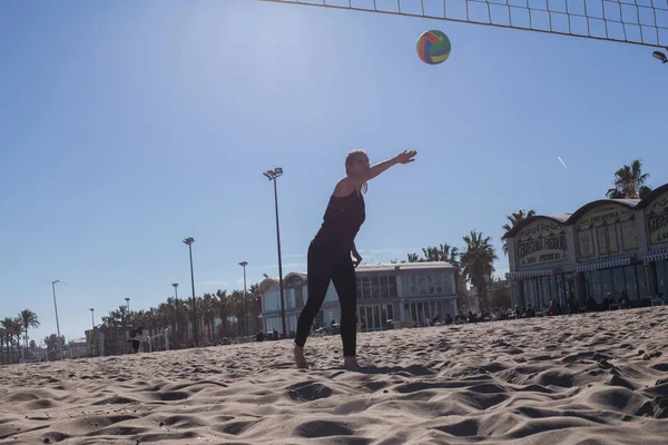 Female Beach Volleyball Athlete Standing Volleyball Court Beach — Stock Photo, Image