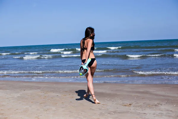 Yaz Plajı Güzel Kadın Giyen Tam Yüz Şnorkelli Yüzme Maskesi — Stok fotoğraf