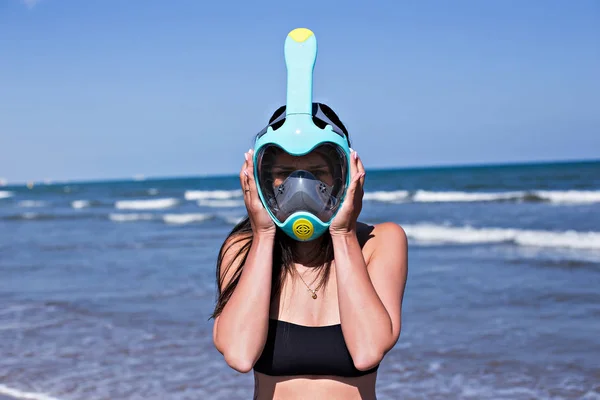 Sommer Strand Schöne Frau Trägt Zeigt Volle Gesicht Schnorchelmaske Glücklich — Stockfoto