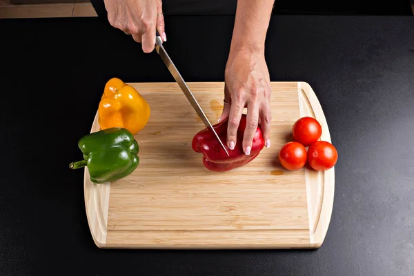 Tabla Cortar Madera Con Verduras Cuchillo Una Mujer Corta Verduras — Foto de Stock