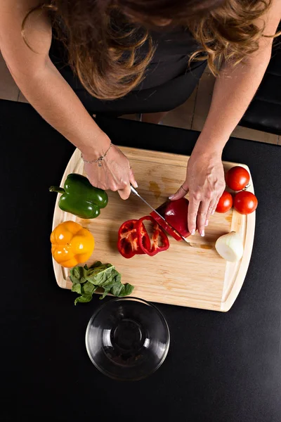 Tabla Cortar Madera Con Verduras Cuchillo Una Mujer Corta Verduras — Foto de Stock