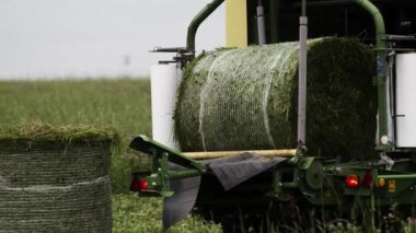 Çim sahada hasat makine geliyor yığını Paketli