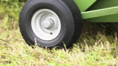 Siyah kauçuk tekerlekler, tarımsal çimenlerin üzerinde sürme hasat makinesi birleştirmek