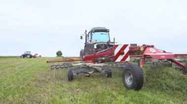 Çiftlik alanı ile sürme traktör taşıma kesme çim birleştirmek