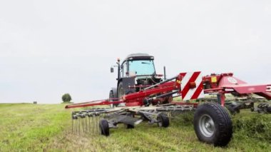 Çiftlik alanı ile sürme traktör ot toplama taşıma birleştirmek