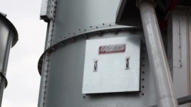 Fabrika ekipman parçası. Metal su deposu açık havada durmak. Yakın çekim