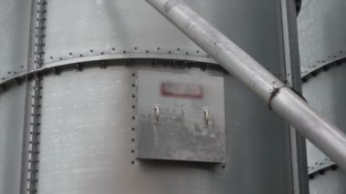 Fabrika ekipmanları. Çelik su depoları açık havada durmak. Yakın çekim