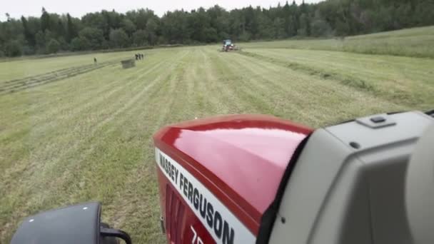 Uitzicht vanaf landbouw machine cabine rijden op boerderij grasveld — Stockvideo