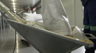 Adam farmworker çantası tahıl freze makinası yavaş aşağı dökülen